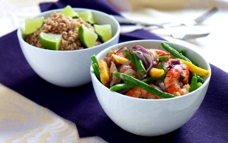 Cremet wok med tigerrejer og mango. Den farvestrålende wokret bliver cremet og lækker af fløden og får en dejlig smag af ingefær, chili og mango.